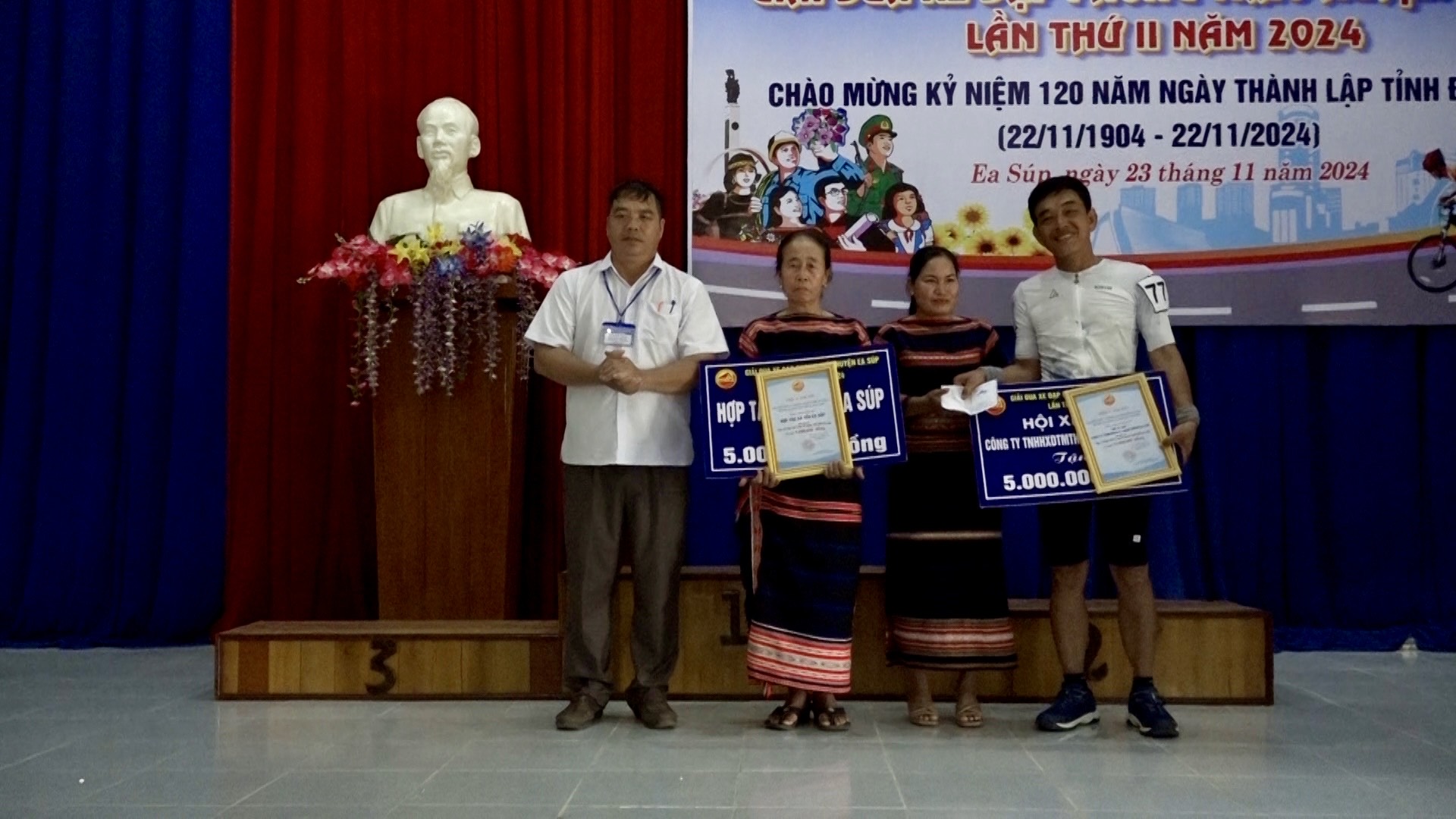 các nhà tài trợ trao hỗ trợ cho nhóm dệt thổ cẩm 05 buôn thị trấn Ea Súp